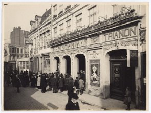 Entrée du cinéma Printania-Trianon rue d'Amiens